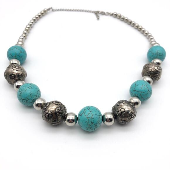 Howlite and silver tone necklace with extender - Picture 2 of 4